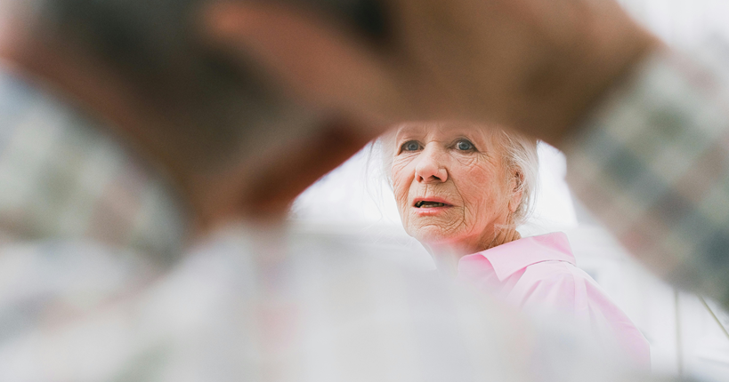 Una mujer hablando con un hombre.