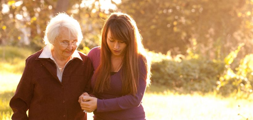 Caminar ayuda a mejorar la comunicación a las personas con enfermedad de Alzheimer