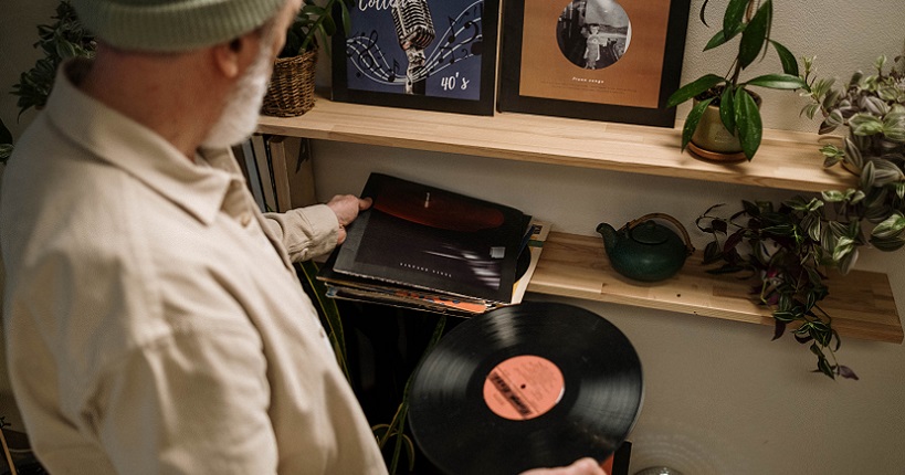 Reminiscencia y musicoterapia como intervenciones no farmacológicas en pacientes con demencia y cuidadores familiares