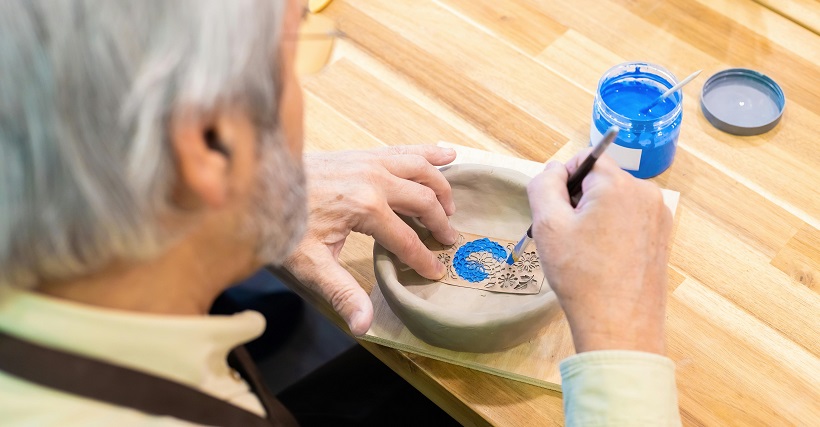 Una persona realizando un grabado.