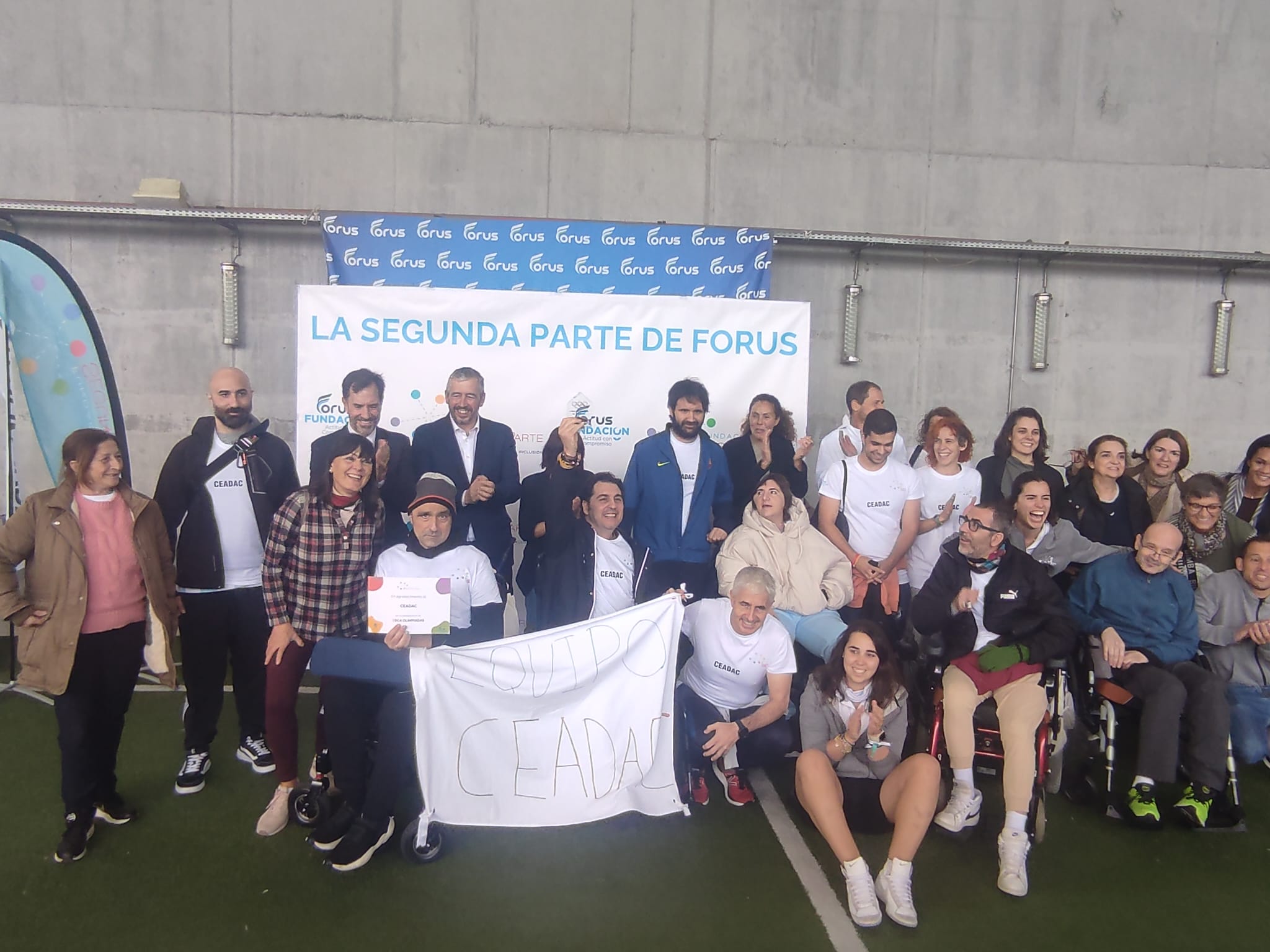 Personas usuarias, familiares y personal del Ceadac durante la entrega de premios en las DCA Olimpiadas. tercer puesto.