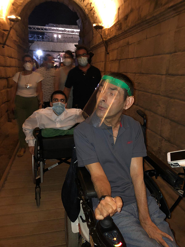 Usuarios del centro entrando al teatro de Mérida