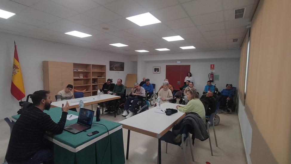 El ponente dirigiéndose a los participantes de la charla.