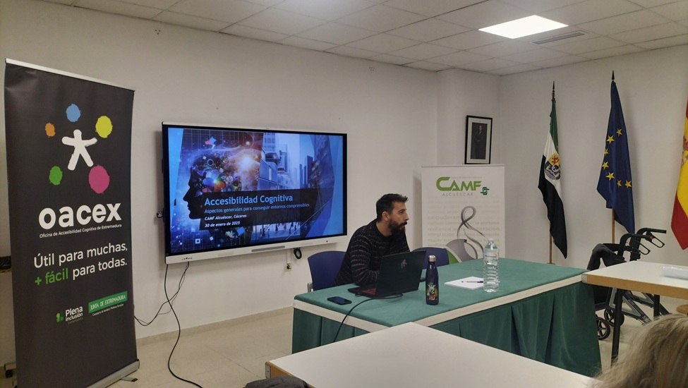 El ponente exponiendo su presentación.