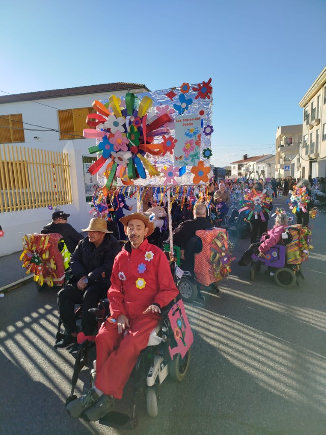 Personas usuarias del CAMF en el desfile de Carnaval de Alcuéscar.
