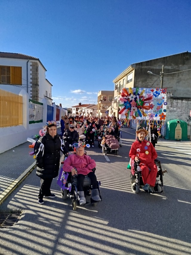 El grupo «Las Flores del Prado», mostrando su creatividad y color en el desfile.
