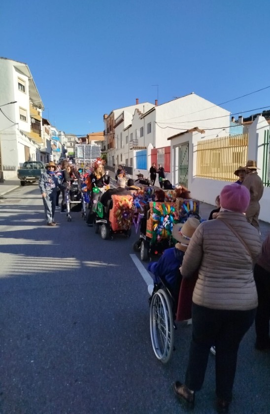 La participación del CAMF en el desfile refleja su compromiso con la vida de la comunidad.