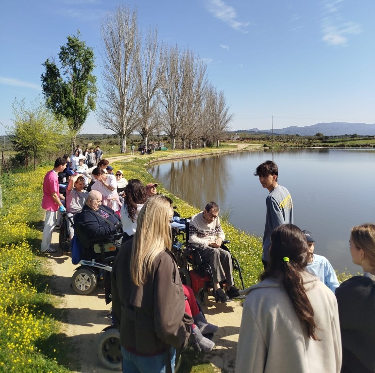 Actividad al aire libre con alumnado y personas usuarias.