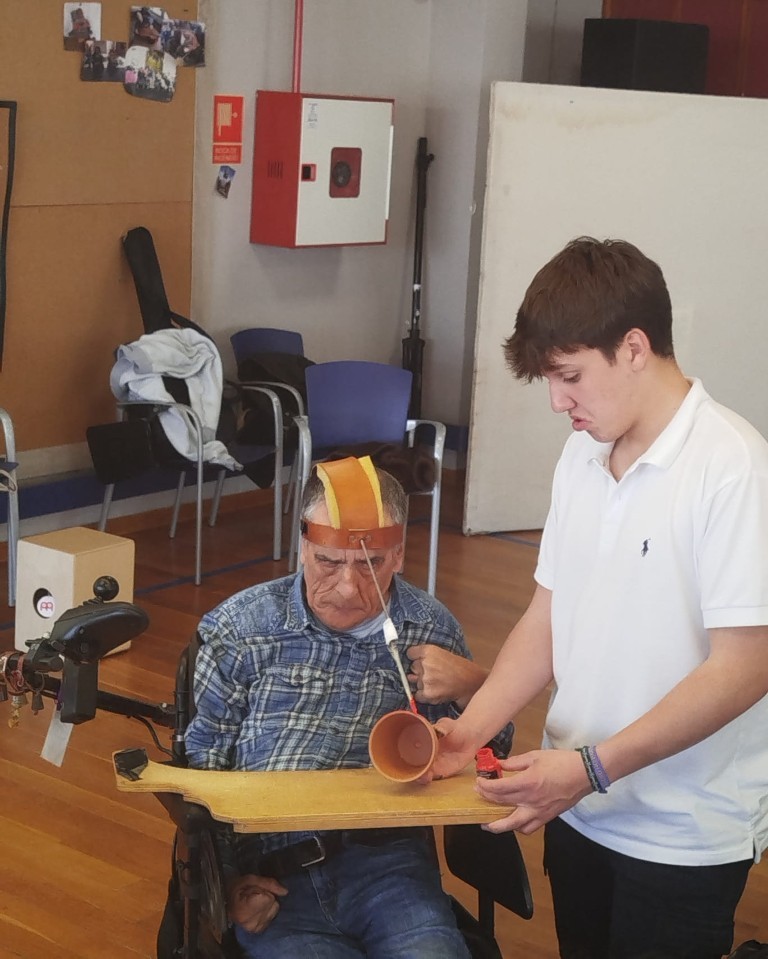 Momento de concentración durante el taller, donde se desarrollan habilidades manuales en un entorno motivador.