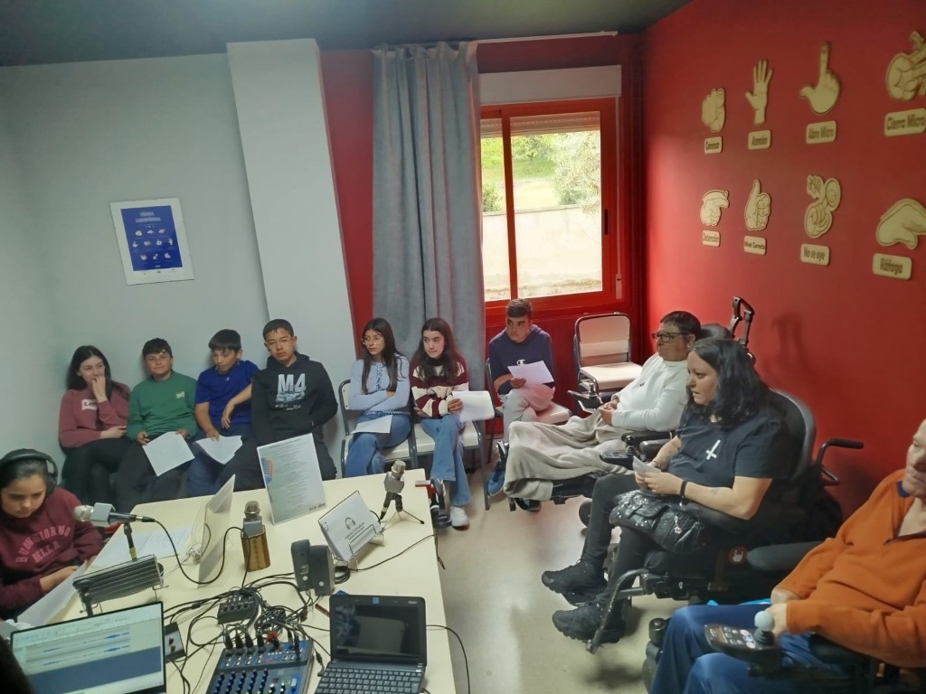 Personas usuarias del CAMF durante su participación en el programa de radio.