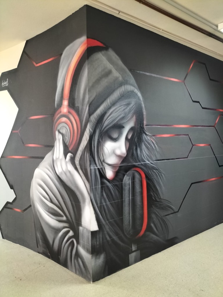 Mural de bienvenida del estudio de radio.