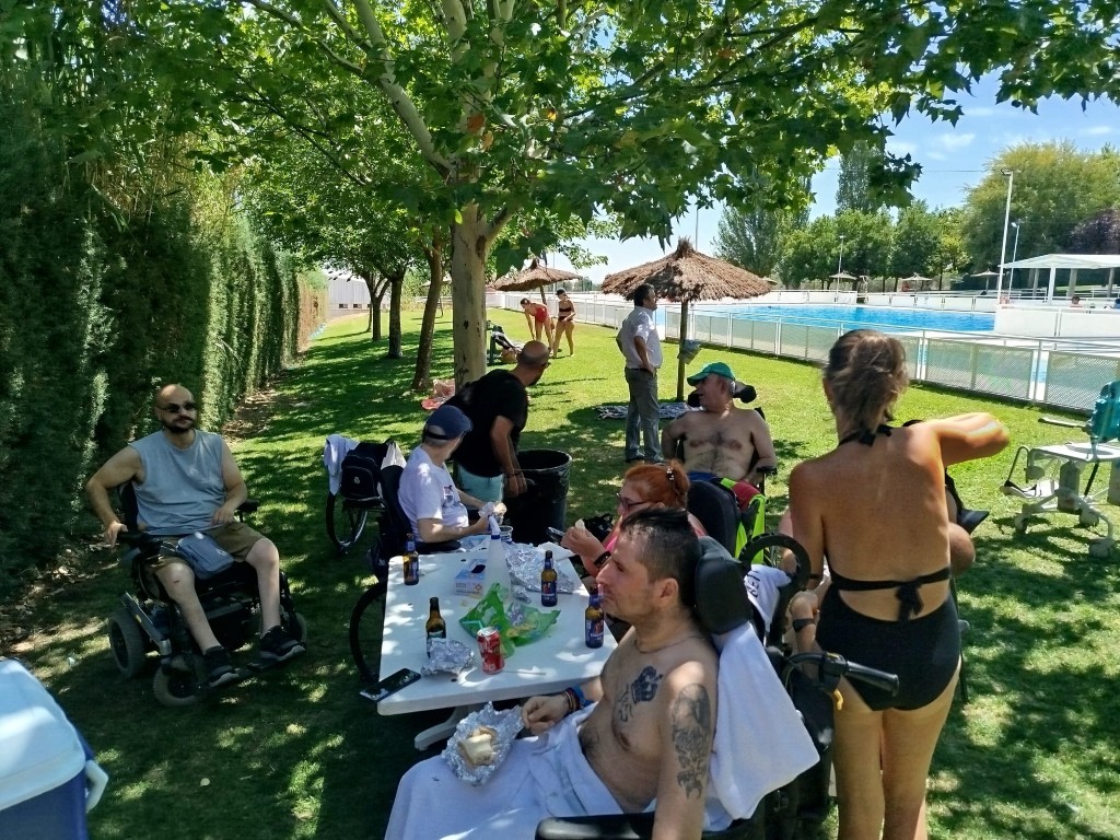Jornada de ocio y convivencia estival en la piscina con el acompañamiento del equipo profesional.