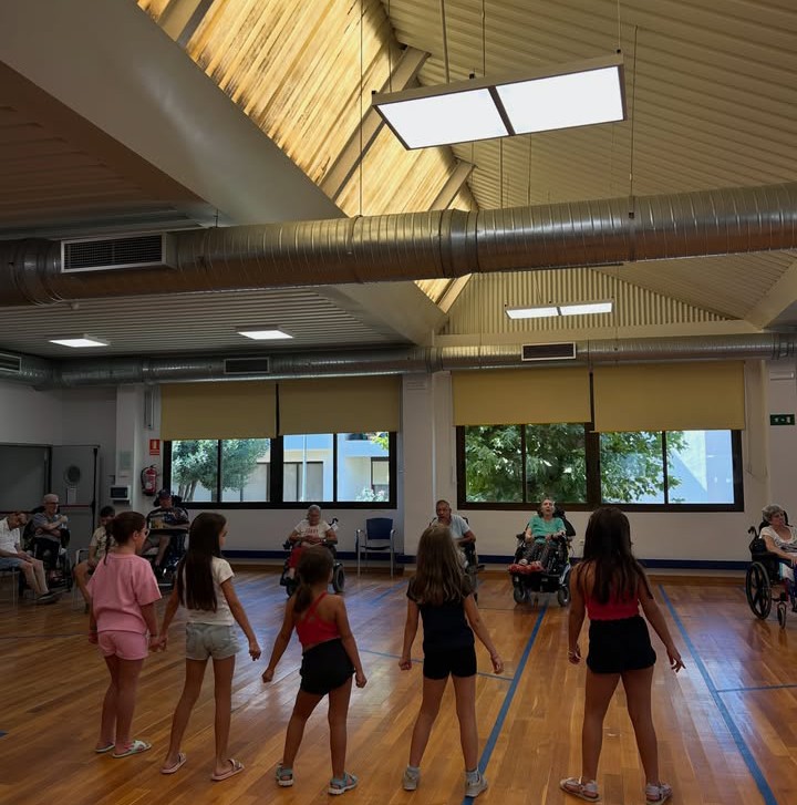 Niñas bailando.