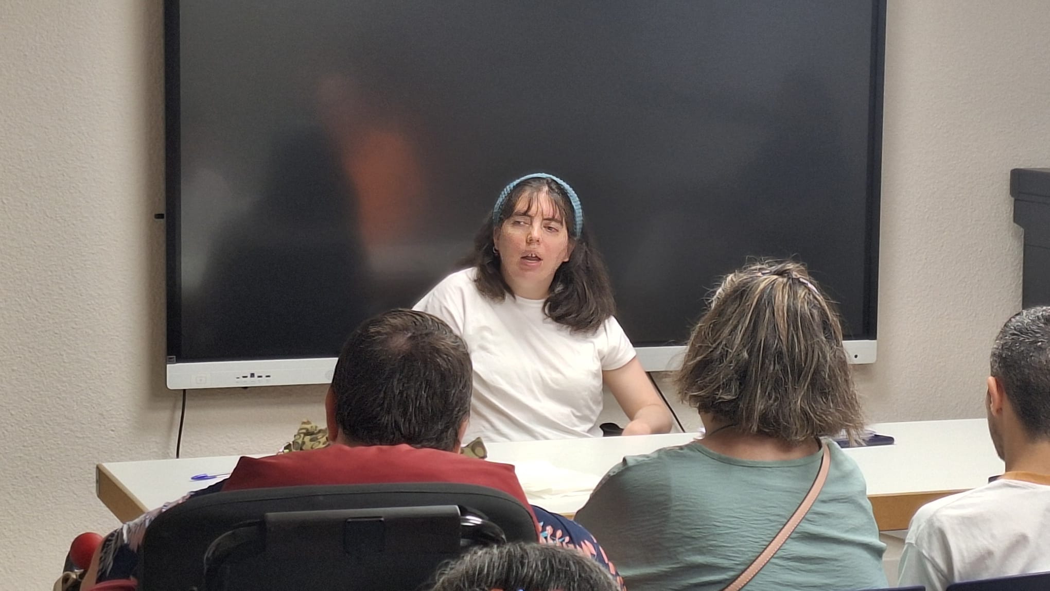 Mónica Martín expone la iniciativa «Mi querida Madre Tierra» sobre el cuidado del entorno.