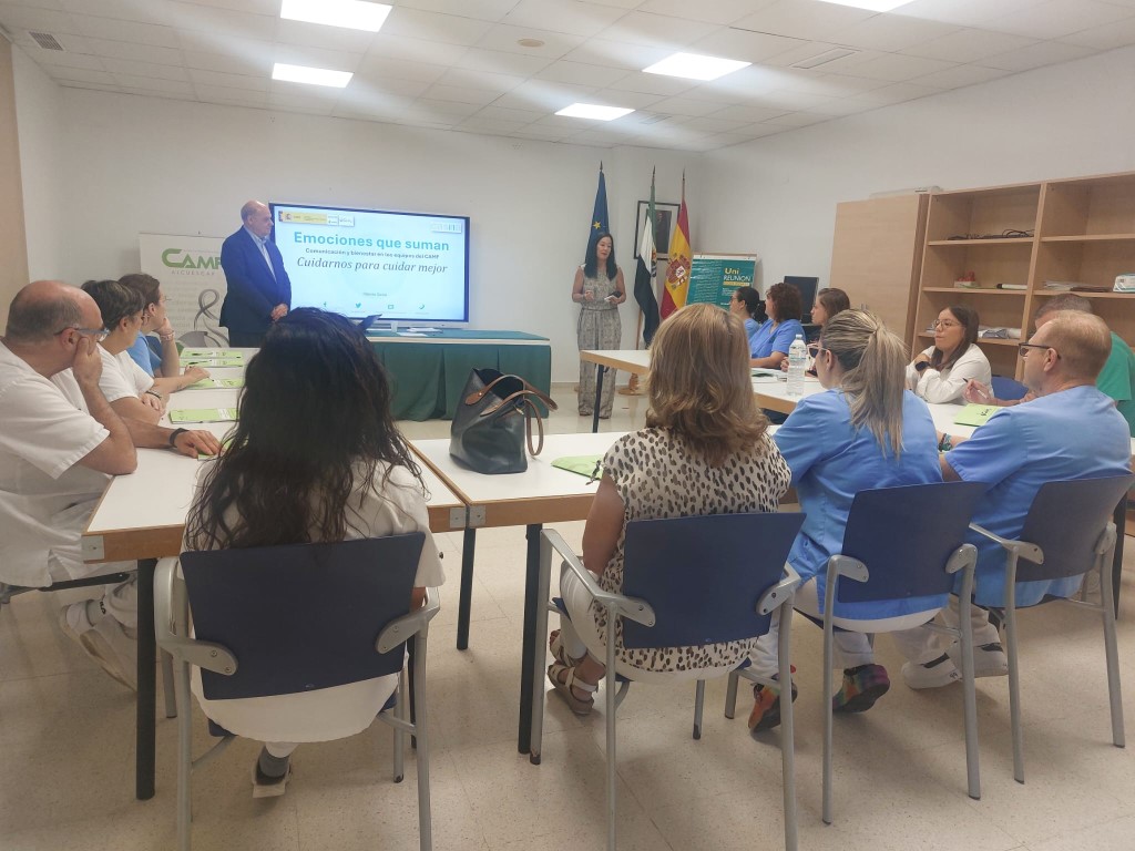 Profesionales del centro durante la inauguración del curso de formación interna.