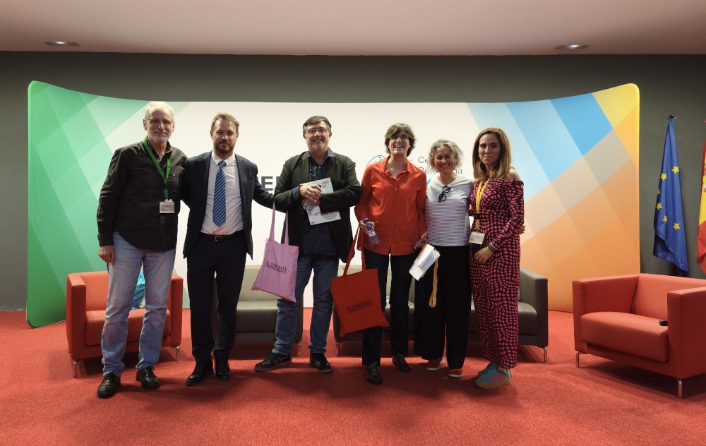 Participantes mesa coloquio personas adultas